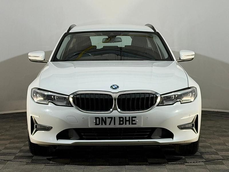 Begagnad BMW 330e Impressive 2021 Vit Kombi