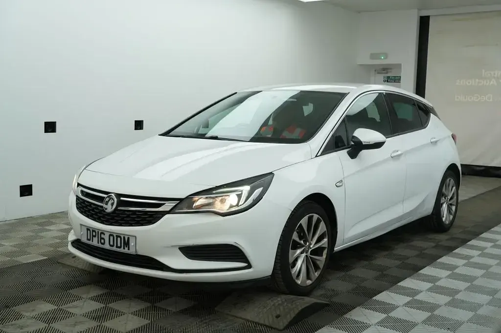 Used Vauxhall Astra 125 HP (91 kW) 2016 White Hatchback