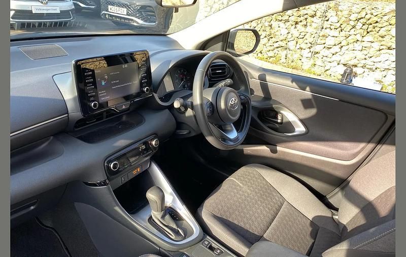 Used Toyota Yaris Hybrid 113 HP (83 kW) 2023 White Hatchback