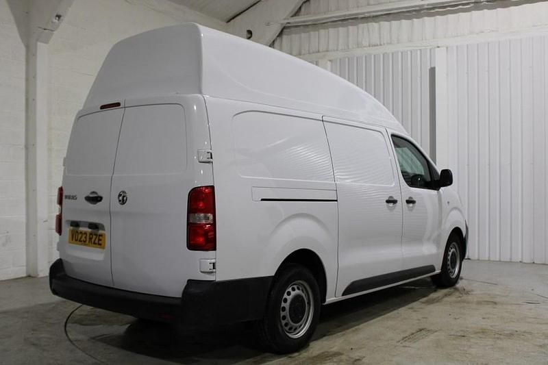 Used Vauxhall Vivaro S 100 HP (73 kW) 2023 White MPV