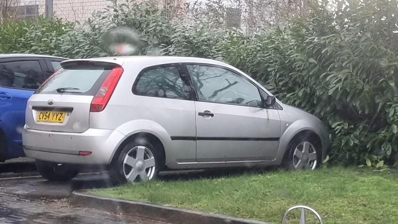 Usado Ford Fiesta 2004 Plateado Utilitario