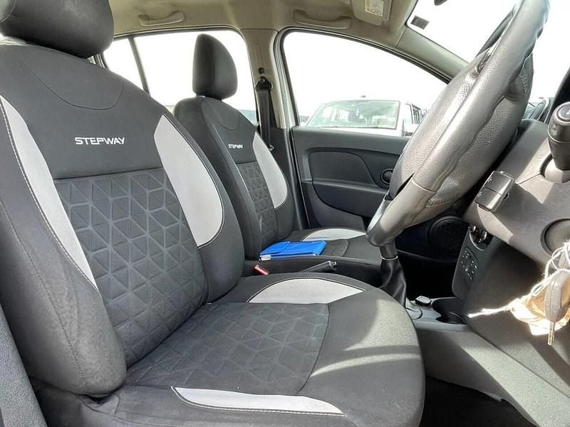 Used Dacia Sandero Lauréate 90 HP (66 kW) 2014 White Hatchback