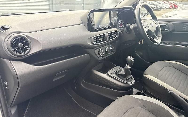 Used Hyundai i10 SE 67 HP (49 kW) 2022 White Hatchback