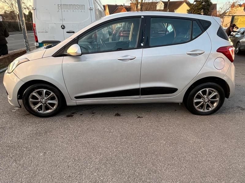 Usado Hyundai i10 Premium 67 HP (49 kW) 2015 Prateado Citadino