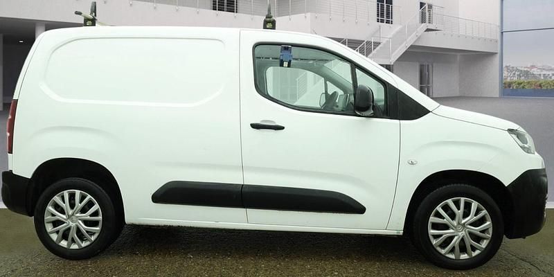 Used Citroën Berlingo 100 HP (73 kW) 2022 White MPV