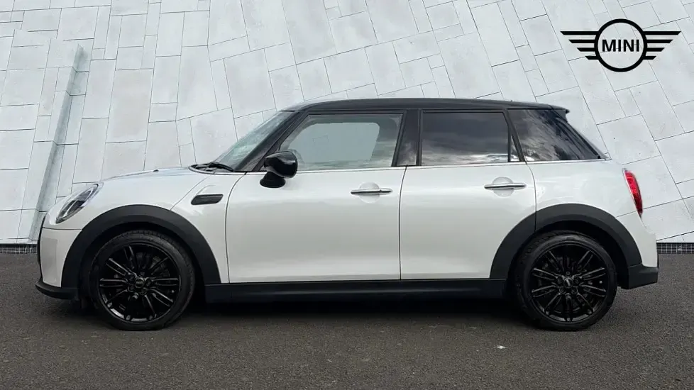 Używany Mini Cooper Exclusive 134 KM (98 kW) 2023 Biały Hatchback
