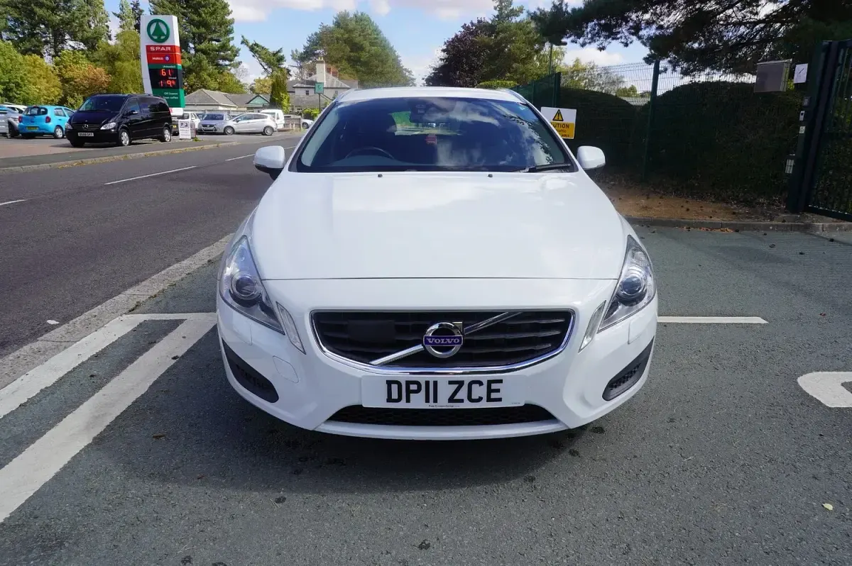 Used Volvo V60 SE Lux 2011 White Estate
