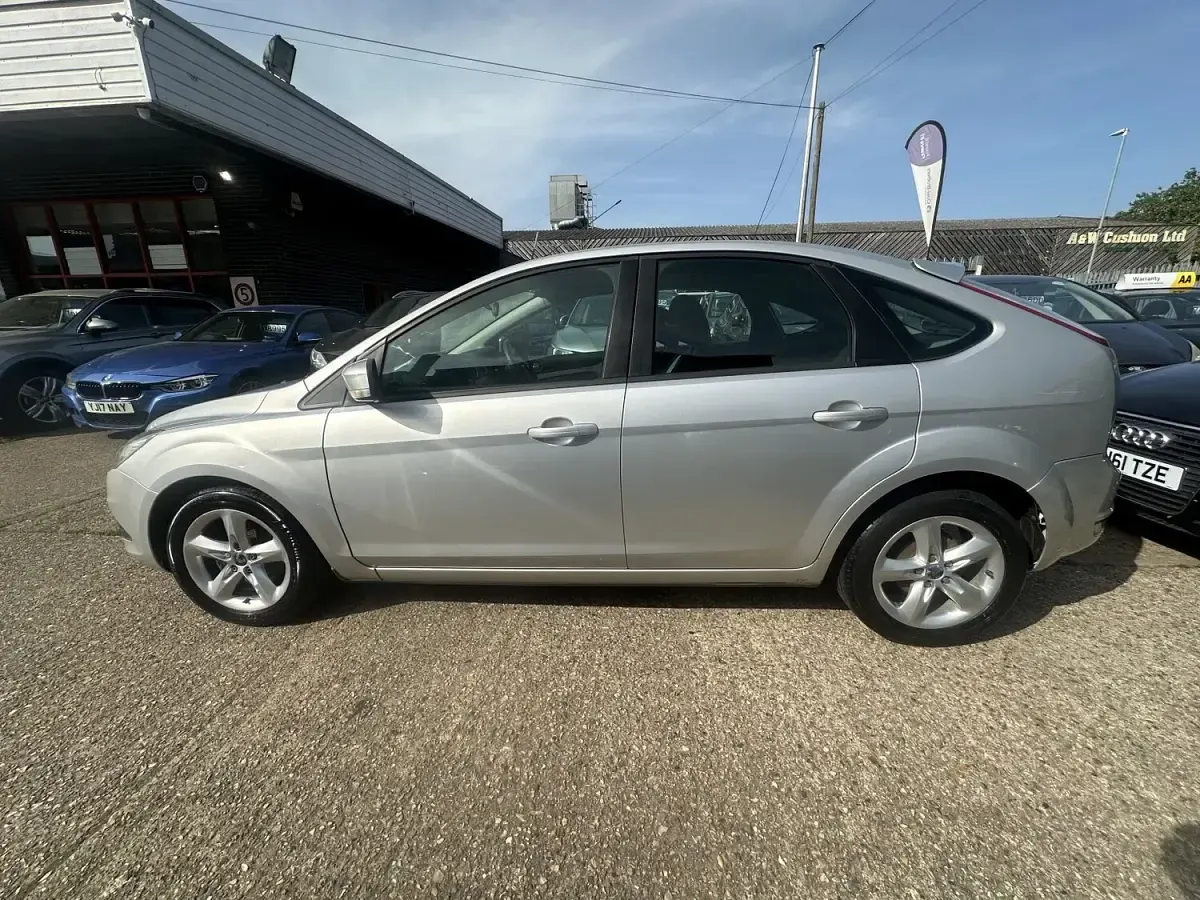 Used Ford Focus Zetec 110 HP (80 kW) 2008 Silver Hatchback