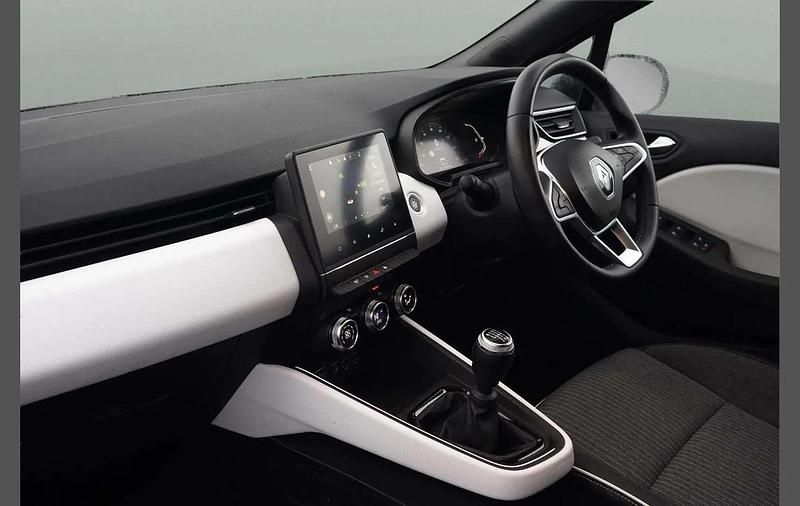 Used Renault Clio V Techno 90 HP (66 kW) 2023 White Hatchback