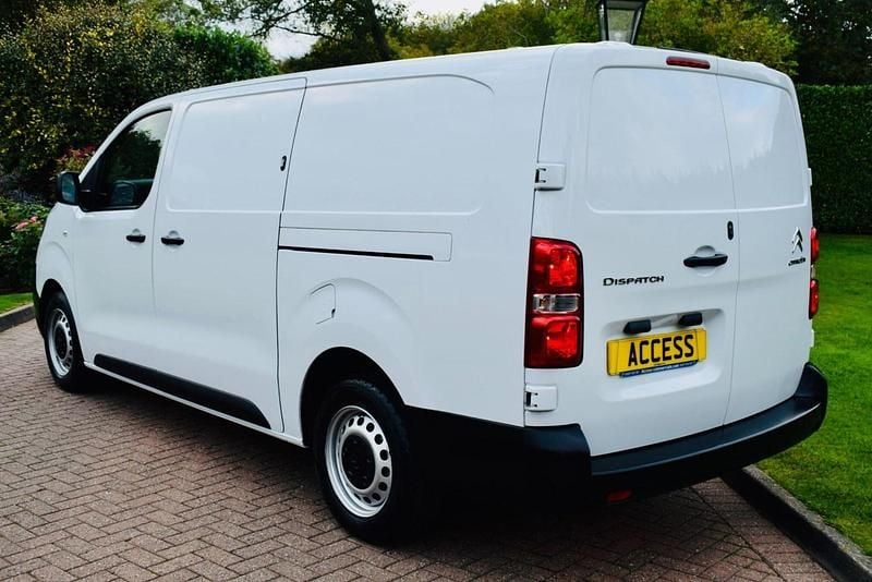 Used Citroën Dispatch 142 HP (104 kW) 2022 White MPV