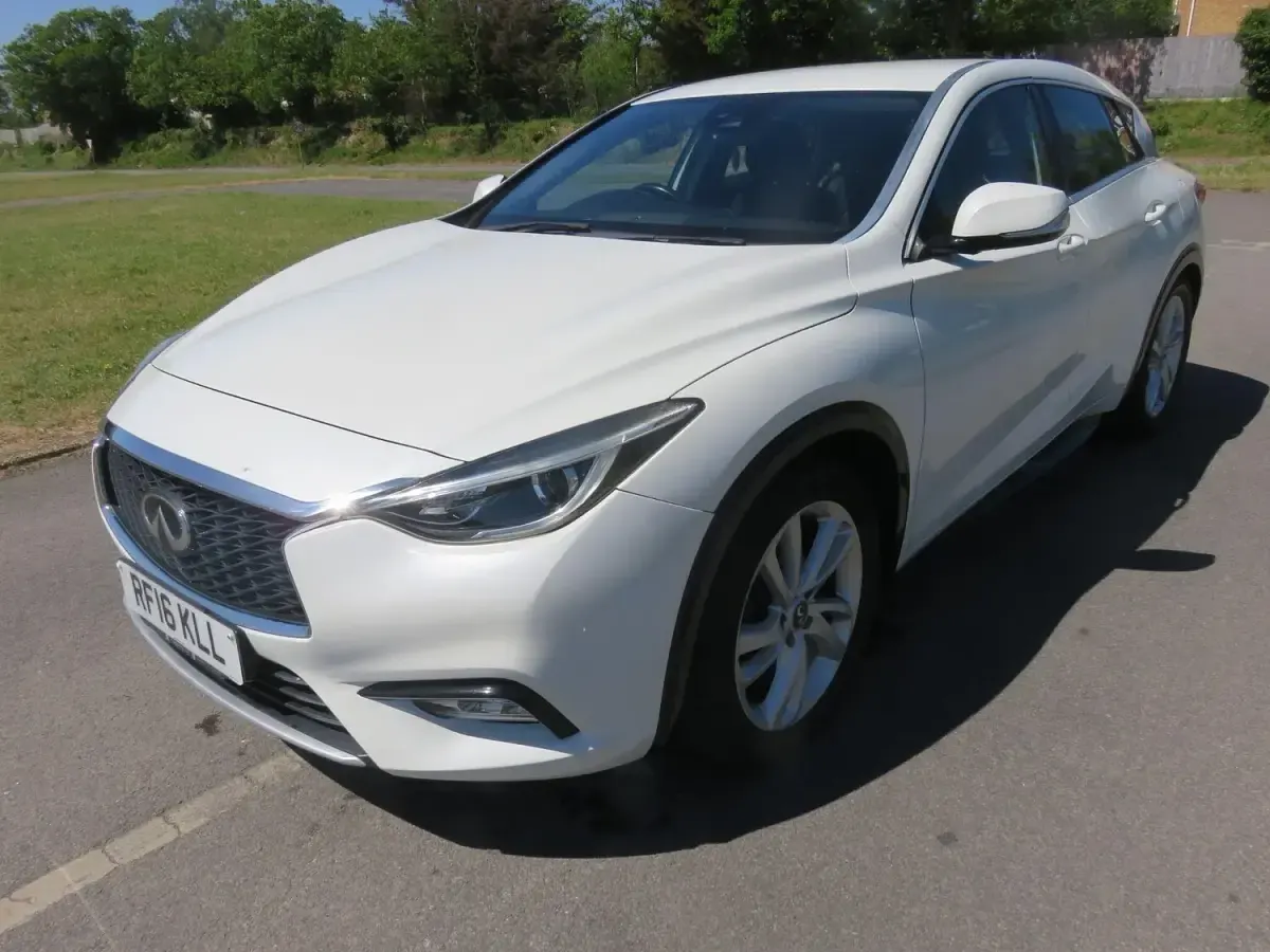 Used Infiniti Q30 Business Executive 109 HP (80 kW) 2016 White Hatchback