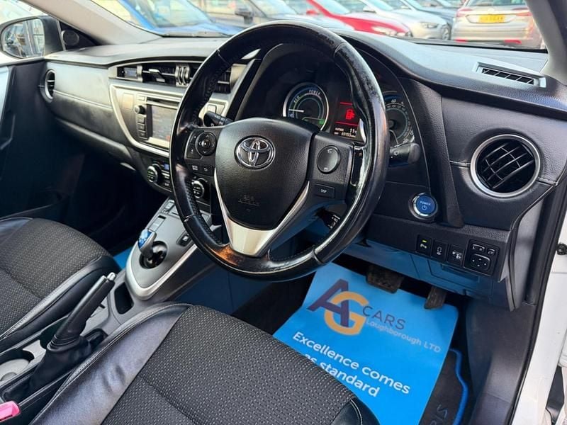Used Toyota Auris Hybrid 136 HP (100 kW) 2014 White Estate