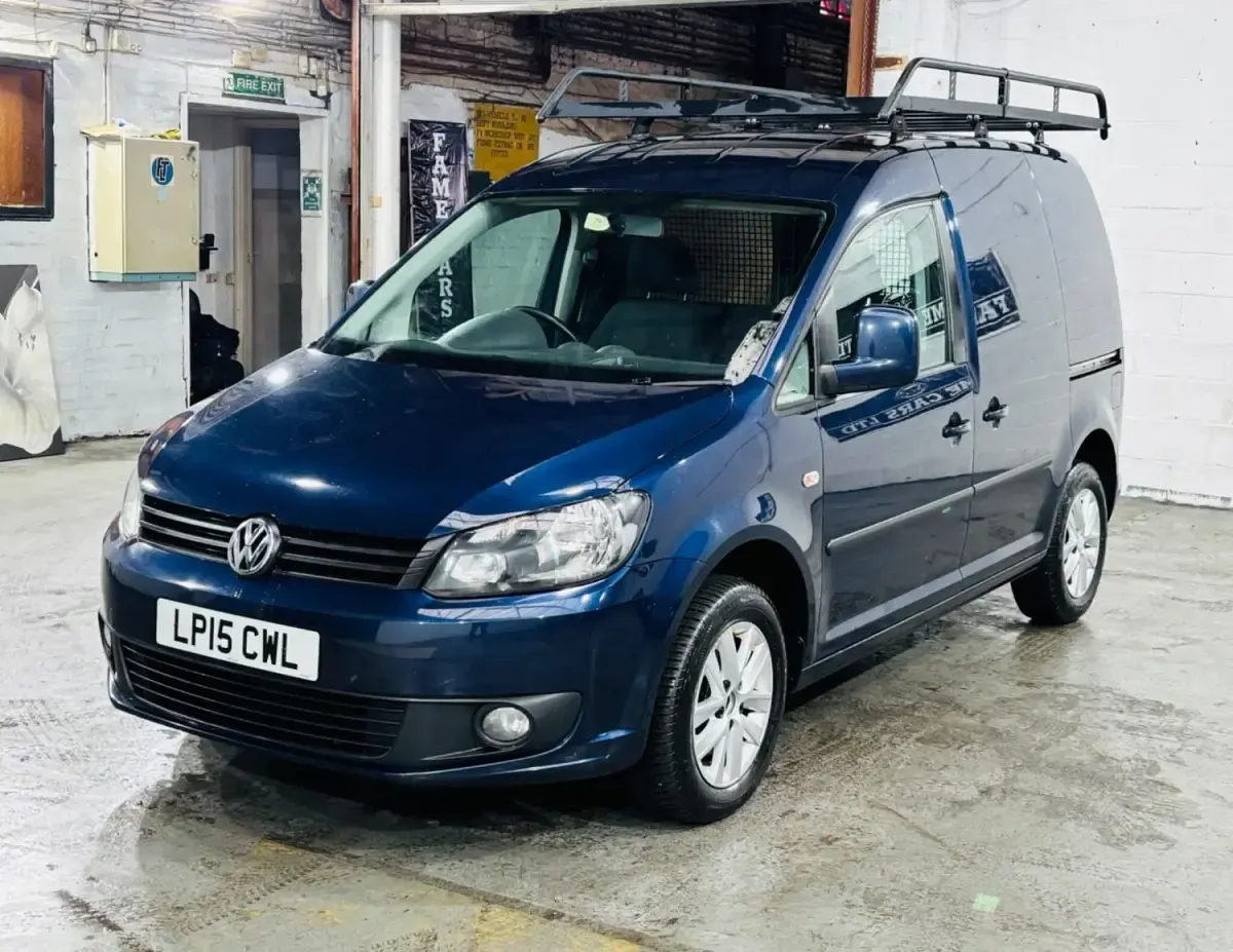 Begagnad VW Caddy Highline 102 HK (75 kW) 2015 Blå Minibuss