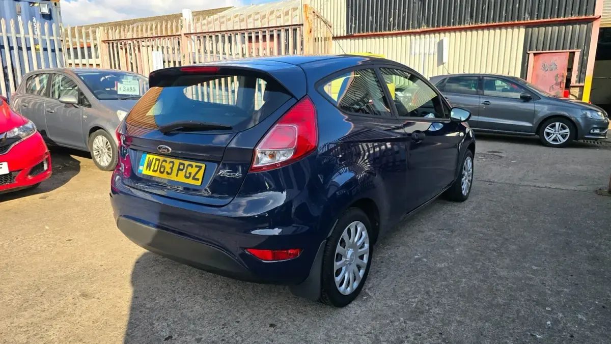 Second-hand Ford Fiesta Studio 2013 Albastru Hatchback