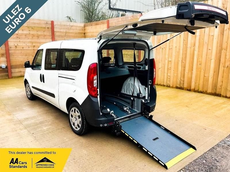 Begagnad Fiat Doblò Active 2018 Vit Minibuss