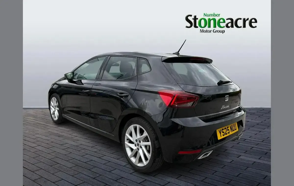 Usado Seat Ibiza FR 113 CV (83 kW) 2025 Negro Utilitario