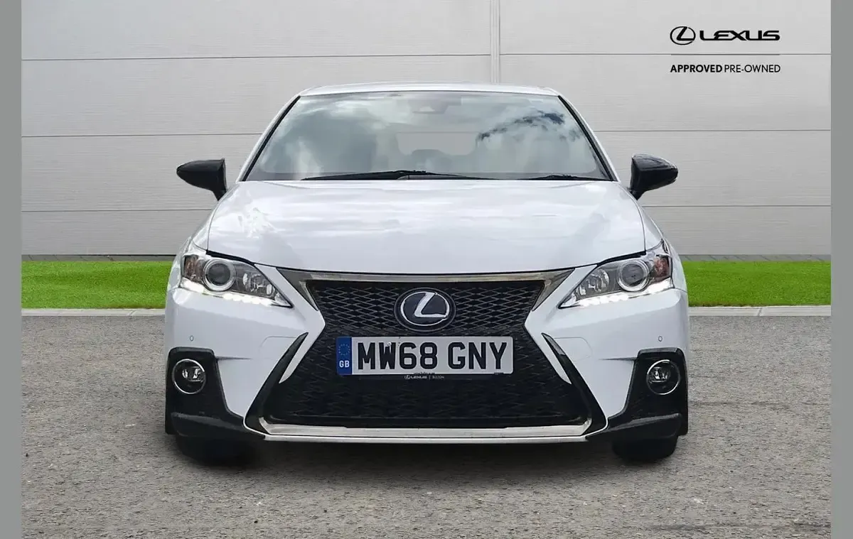 Used Lexus CT200h Sport Line 134 HP (98 kW) 2018 White Hatchback