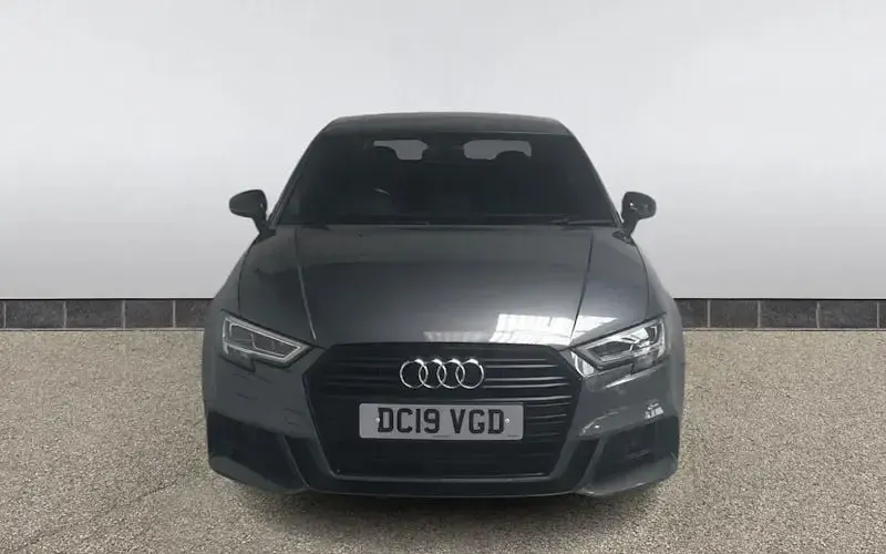 Usado Audi A3 Black Edition 150 HP (110 kW) 2019 Cinzento Sedan