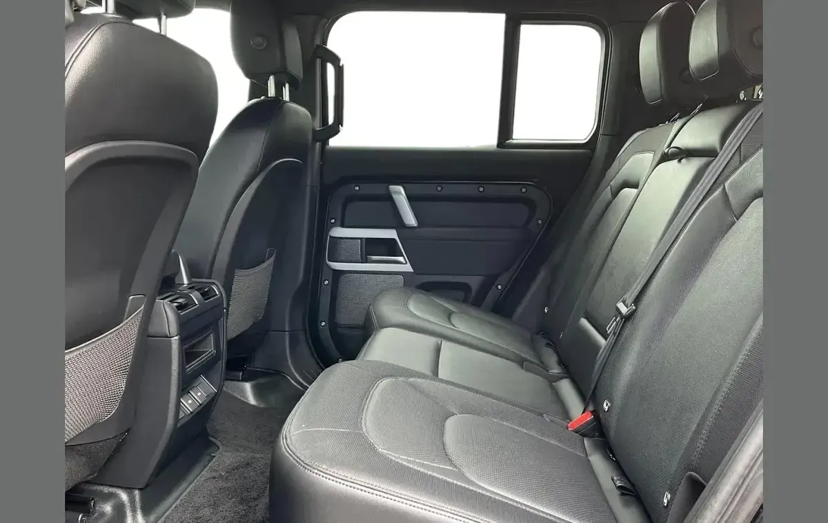Usado Land Rover Defender SE Dynamic 397 HP (291 kW) 2023 Preto SUV