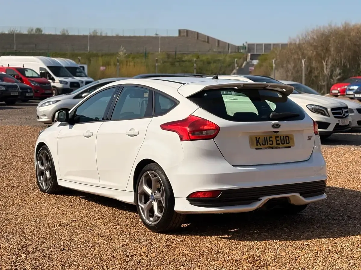 Usado Ford Focus ST 250 HP (183 kW) 2015 Branco Citadino