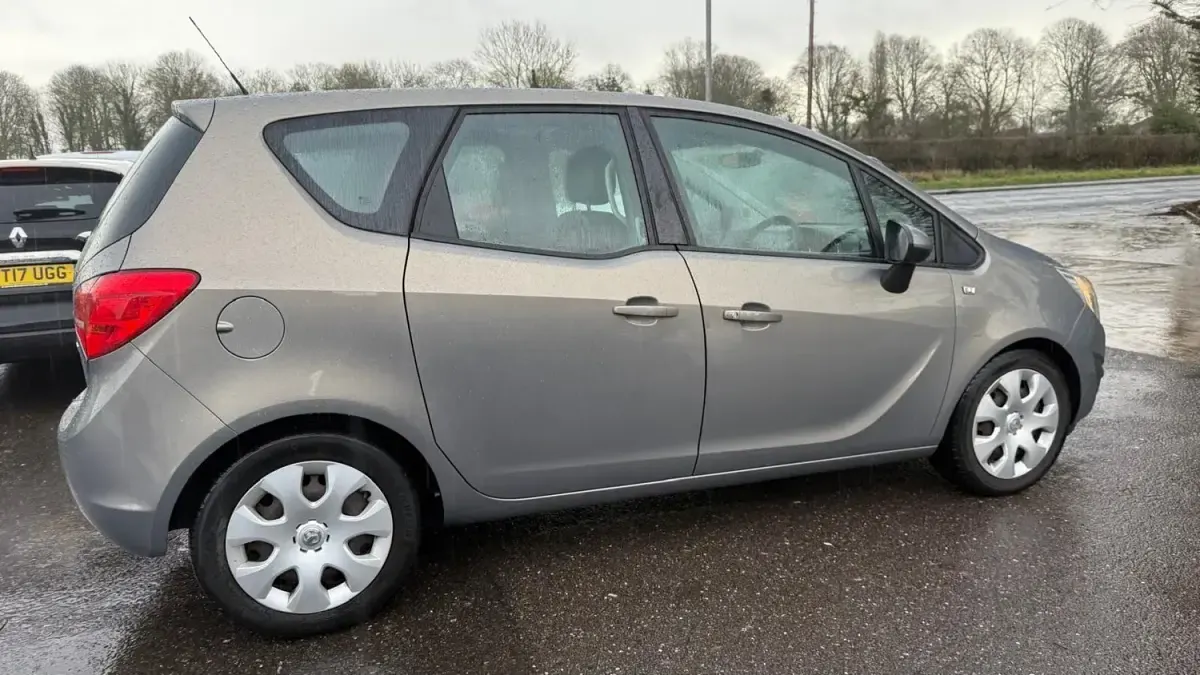 Używany Vauxhall Meriva 110 KM (80 kW) 2013 Brązowy Minivan