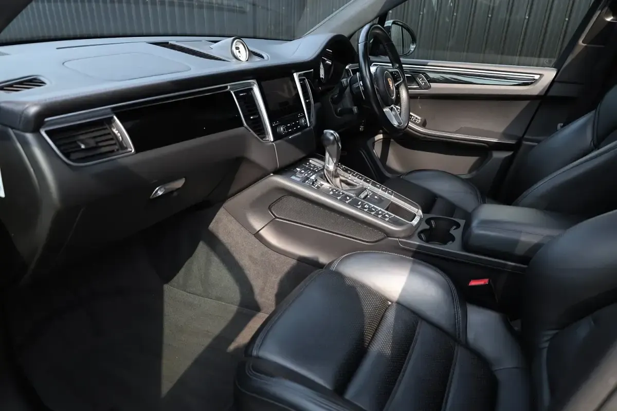 Used Porsche Macan Turbo 400 HP (294 kW) 2017 Black SUV
