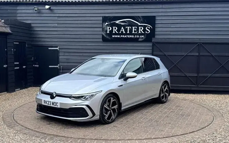 Usado VW Golf VIII R-line 150 CV (110 kW) 2023 Plateado Utilitario