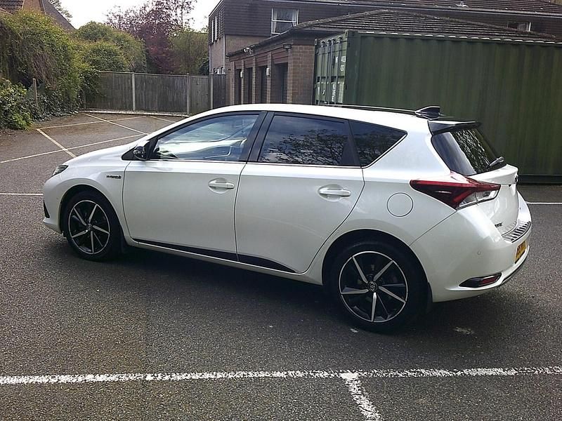 Used Toyota Auris Hybrid Design 2018 White Hatchback