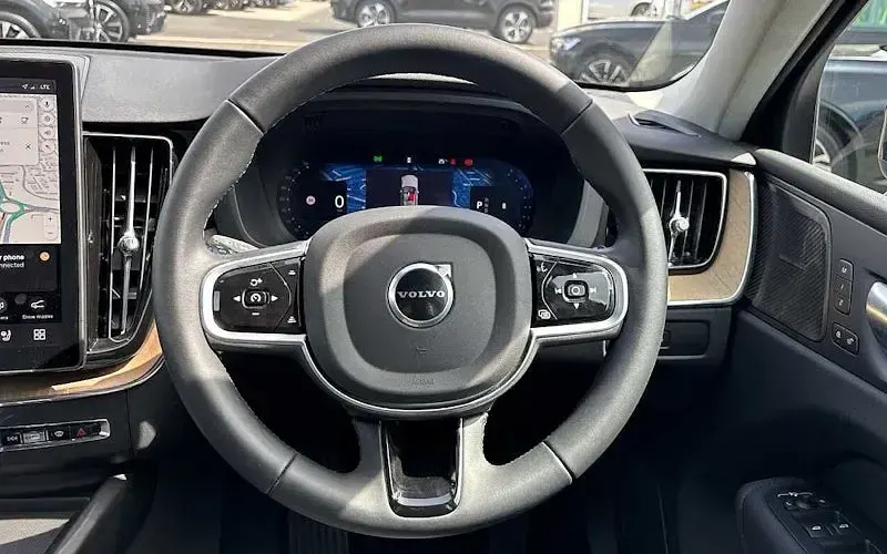 Used Volvo XC60 Plus 250 HP (183 kW) 2025 Red SUV