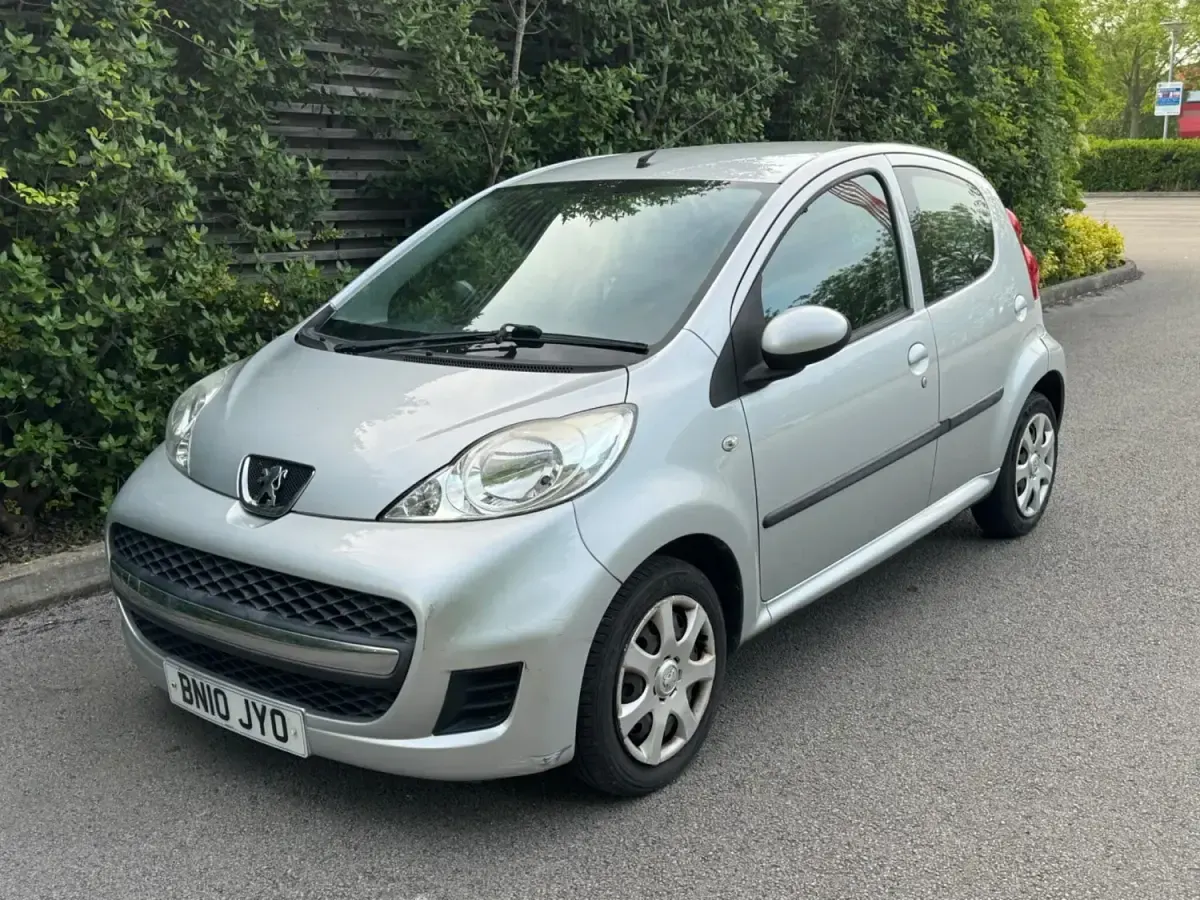 Begagnad Peugeot 107 68 HK (50 kW) 2010 Silver Halvkombi
