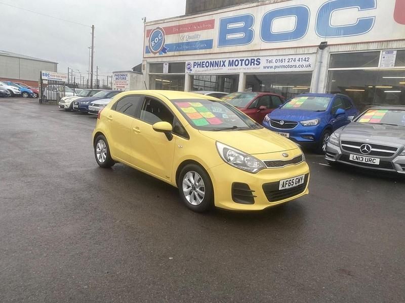 Begagnad Kia Rio 2015 Gul Halvkombi