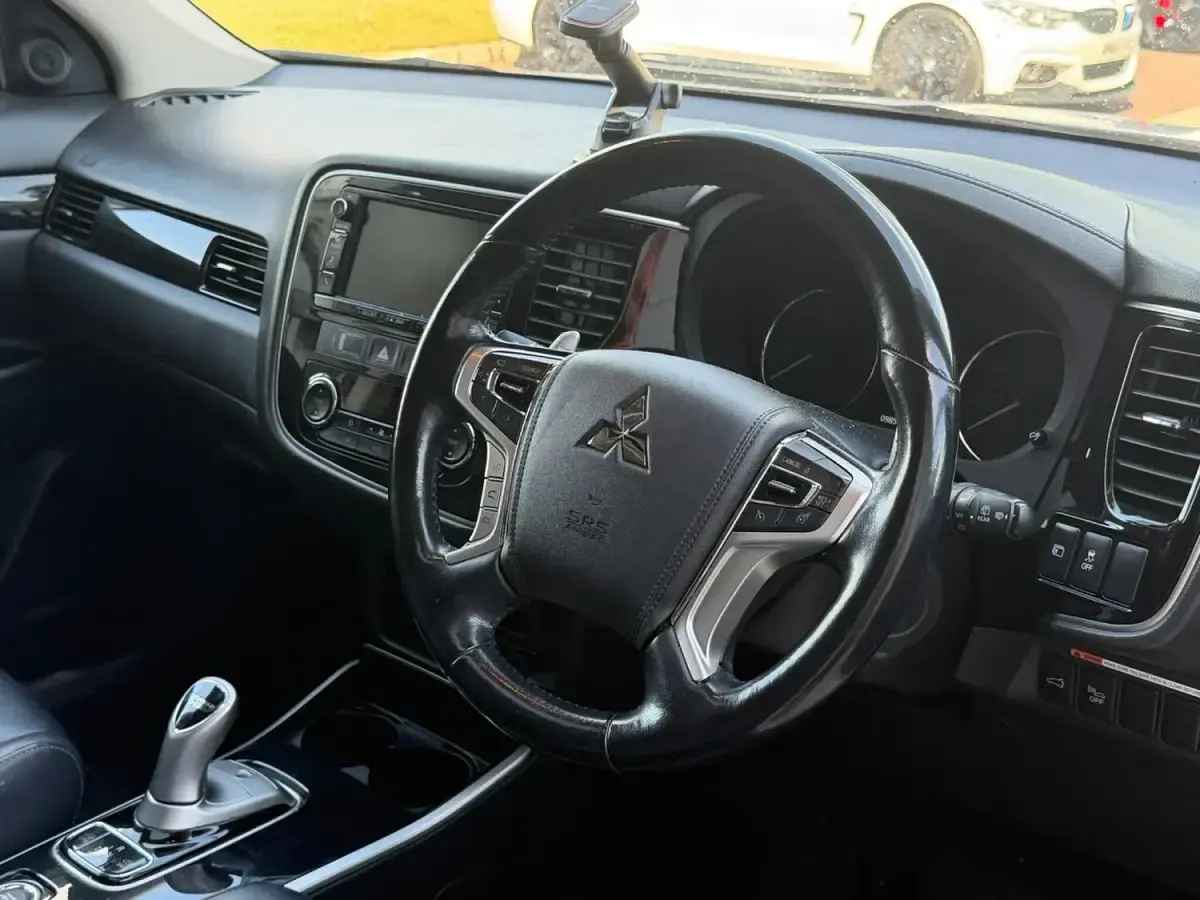 Used Mitsubishi Outlander P-HEV 2017 White Estate