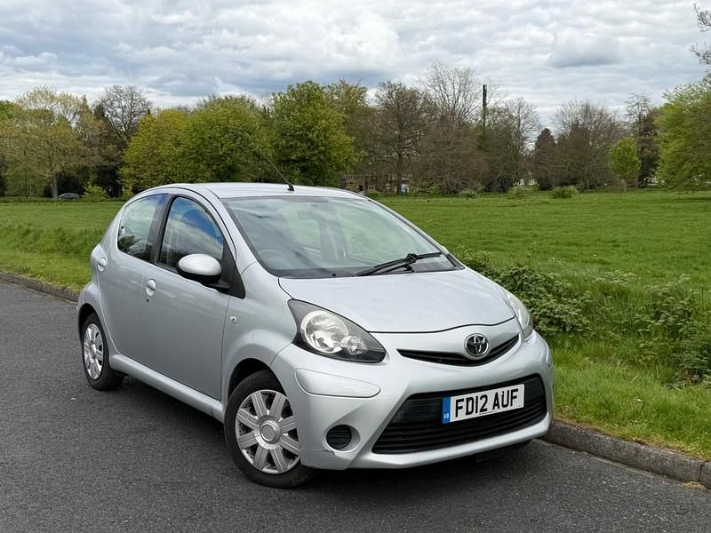 Usado Toyota Aygo 68 HP (50 kW) 2012 Prateado Citadino