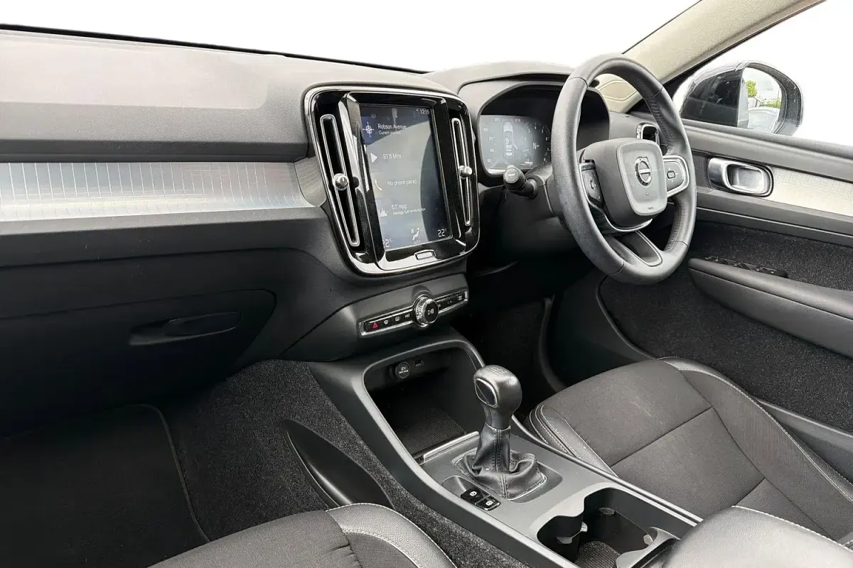 Used Volvo XC40 Momentum 156 HP (114 kW) 2019 Black SUV