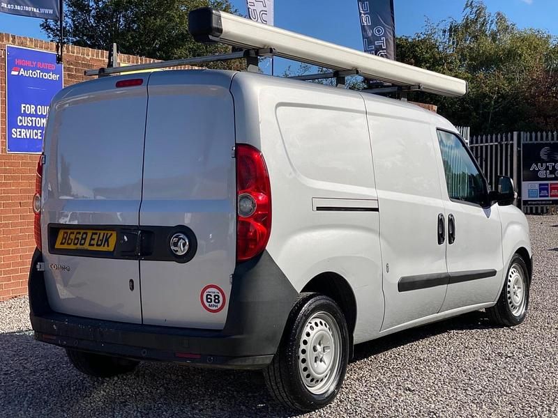 Used Vauxhall Combo S 105 HP (77 kW) 2018 Silver MPV