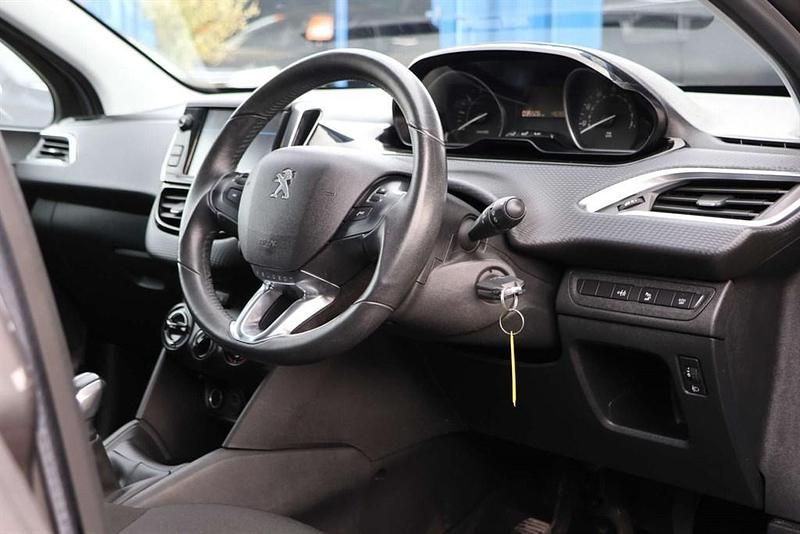 Used Peugeot 208 Signature Sky 82 HP (60 kW) 2019 Grey Hatchback