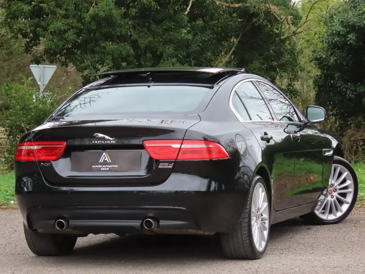 Używany Jaguar XE Portfolio 240 KM (176 kW) 2017 Czarny Sedan/Limuzyna