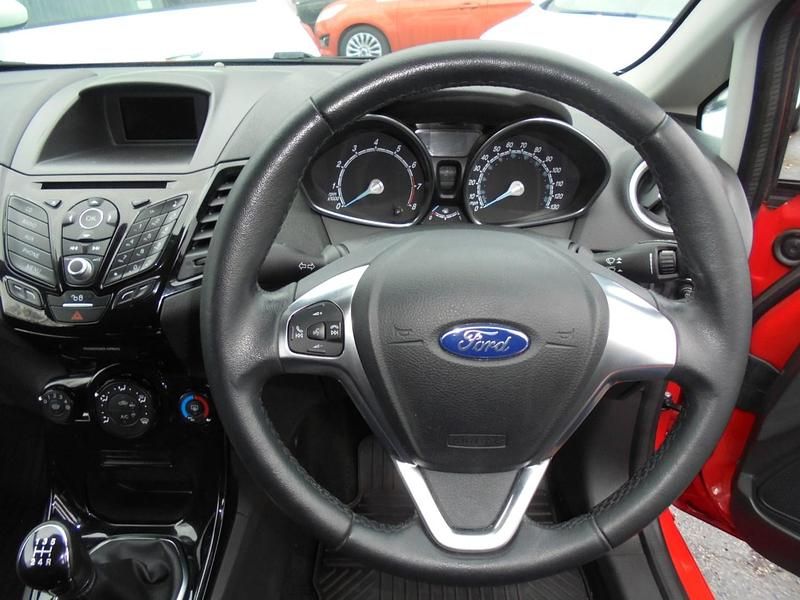 Usado Ford Fiesta Zetec 82 HP (60 kW) 2017 Vermelho Citadino