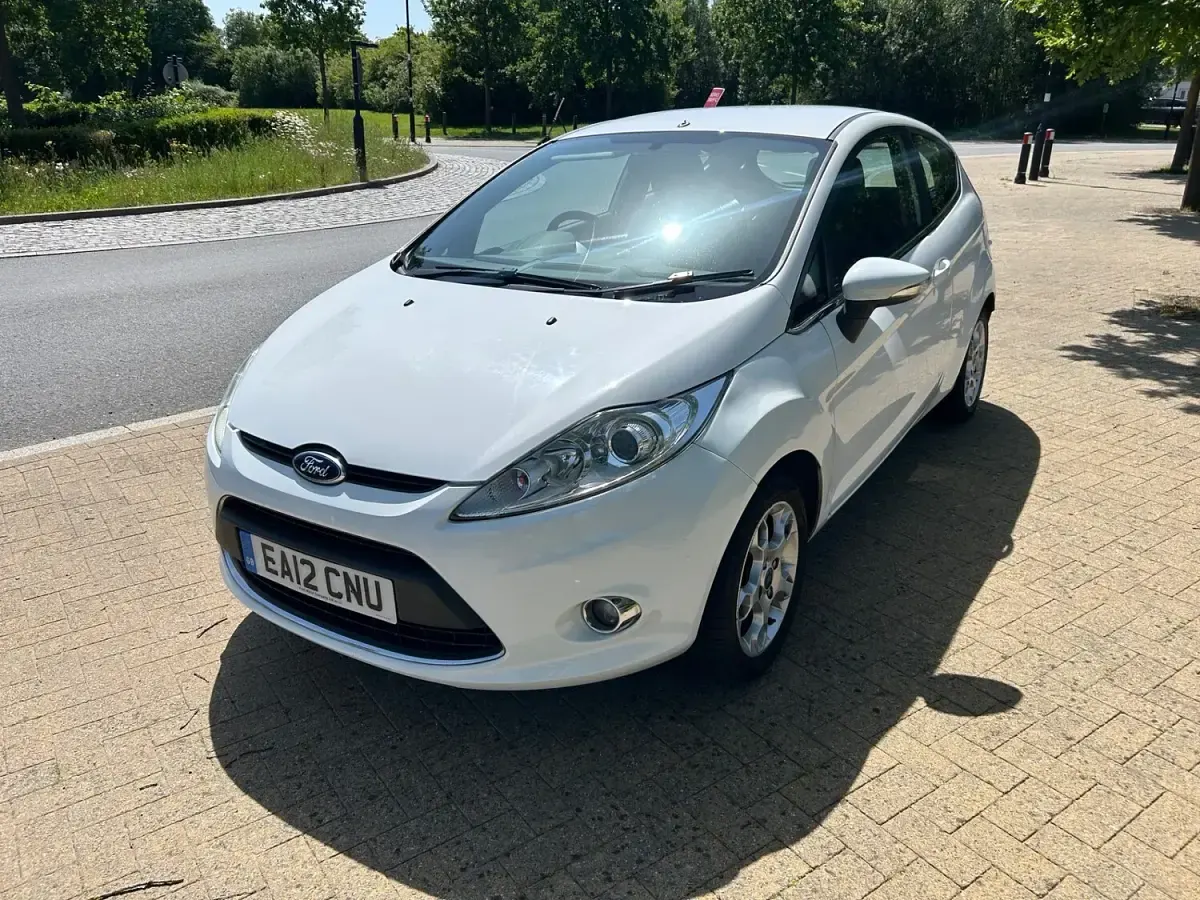 Used Ford Fiesta Zetec 94 HP (69 kW) 2012 White Hatchback