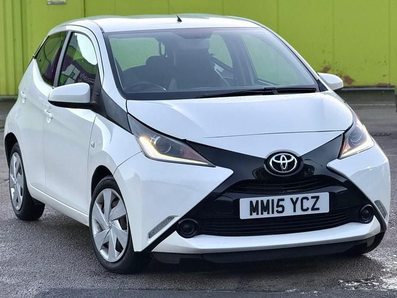 Used Toyota Aygo X-play 2015 White Hatchback