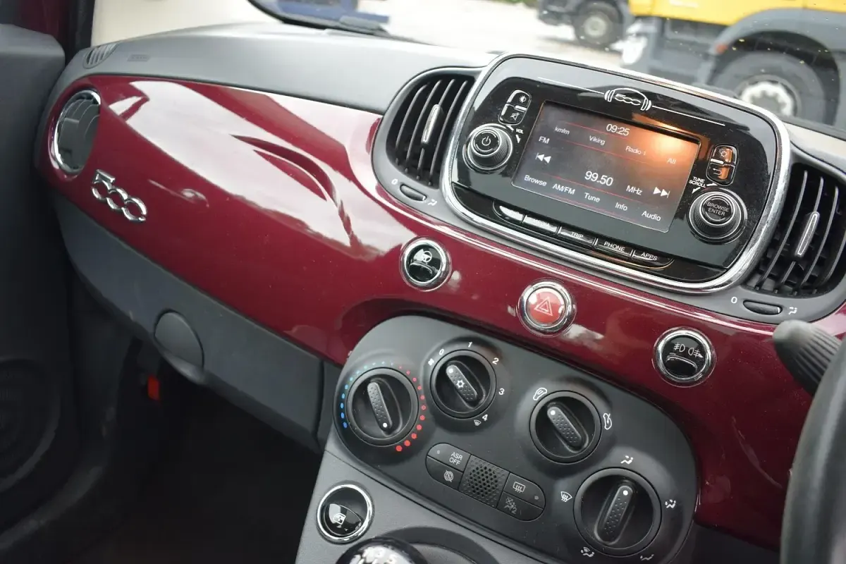 Used Fiat 500 Lounge 69 HP (50 kW) 2016 Red Hatchback