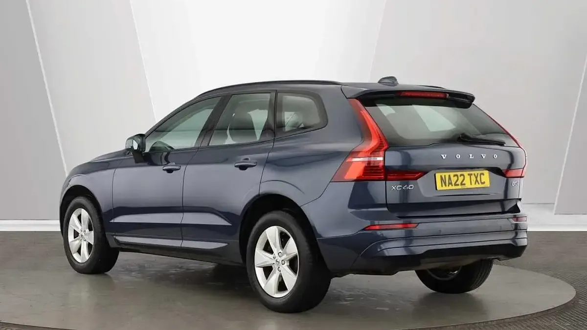 Used Volvo XC60 Momentum 247 HP (181 kW) 2022 Blue SUV