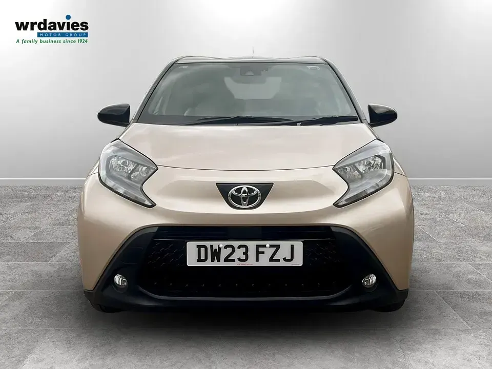Used Toyota Aygo X 72 HP (52 kW) 2023 Ginger beige bi tone SUV