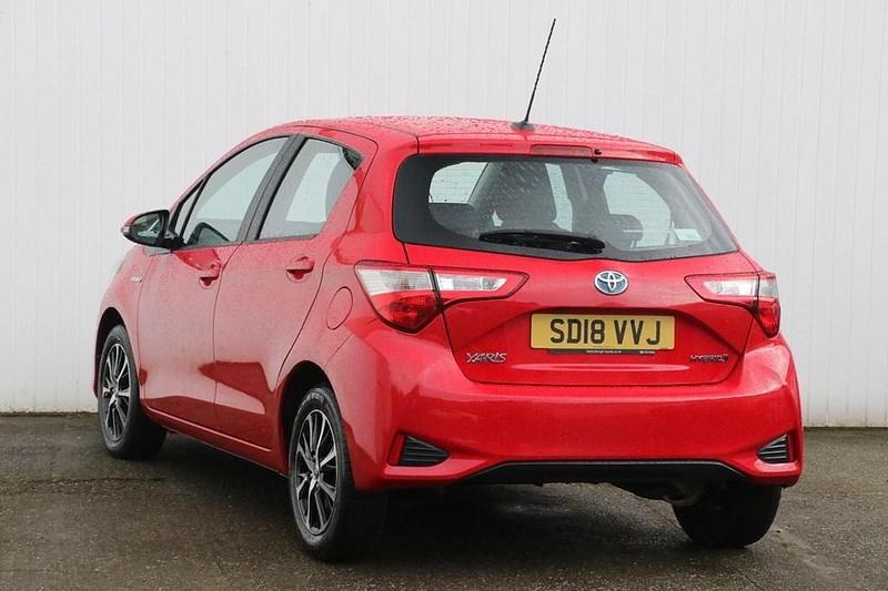 Usado Toyota Yaris Hybrid 2018 Rojo Utilitario