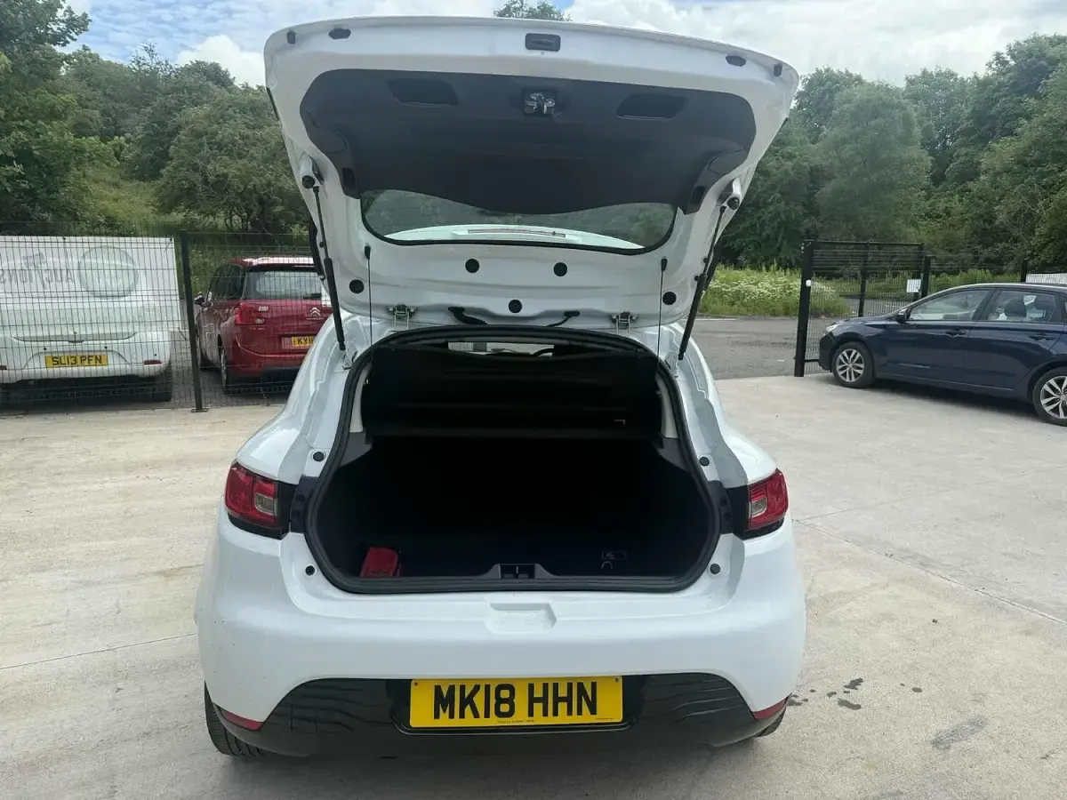 Used Renault Clio IV Dynamique 90 HP (66 kW) 2018 White Hatchback