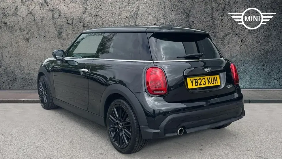 Usado Mini Cooper Exclusive 134 HP (98 kW) 2023 Preto Citadino