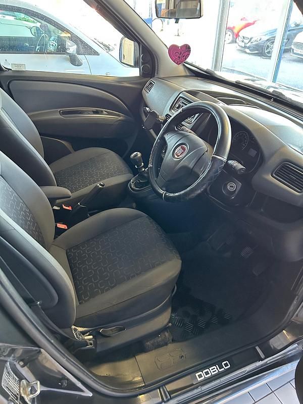 Second-hand Fiat Doblò Dynamic 105 CP (77 kW) 2011 Negru Monovolum