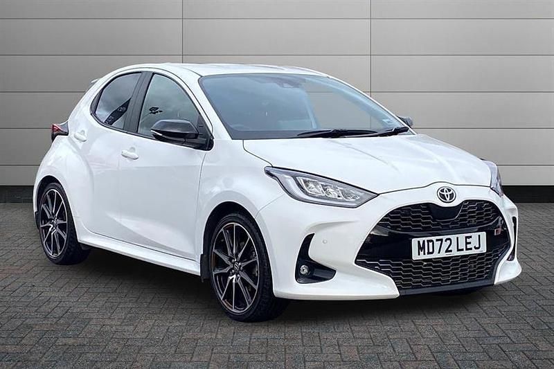 Pure white Used 2023 Toyota Yaris Hybrid Sport Hatchback | £18,491 (Fair price) - Image 1/3