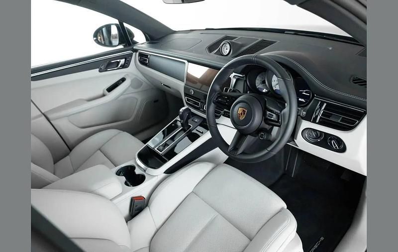 Used Porsche Macan 261 HP (191 kW) 2025 Black SUV