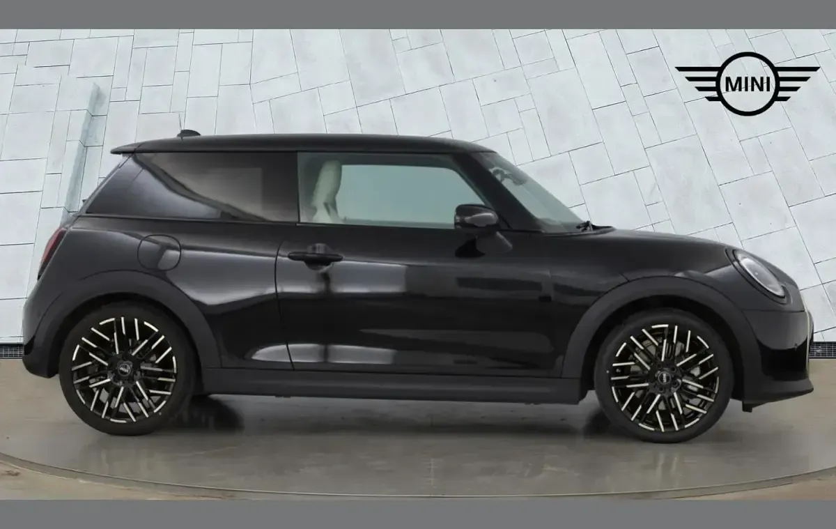 Begagnad Mini Cooper Hatch 113 kW (154 HK) 2025 Svart Halvkombi